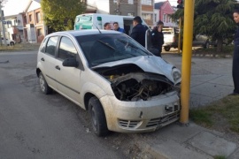 Cruzó en rojo, colisionó a una camioneta y fue trasladado al nosocomio local