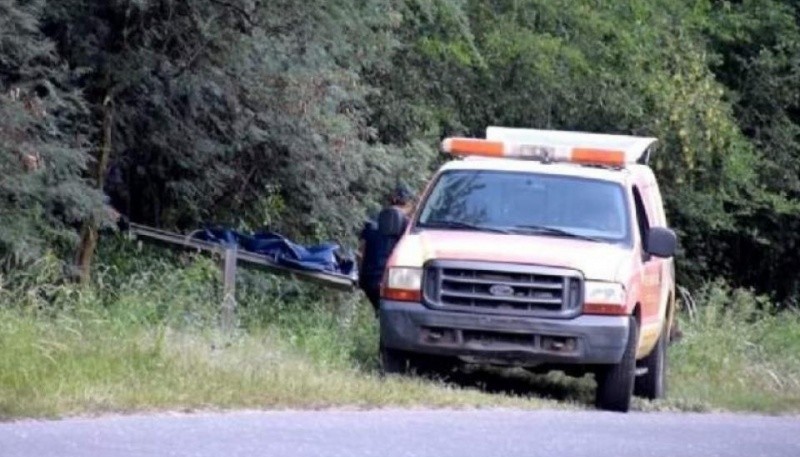 La policía llegó al lugar donde fue encontrado el cuerpo. 