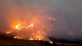 Brigadistas provinciales y nacionales continúan trabajando en sofocar el incendio en Esquel