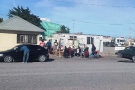 Desocupados fueron a buscar al intendente y él se encerró en la sede de previsión