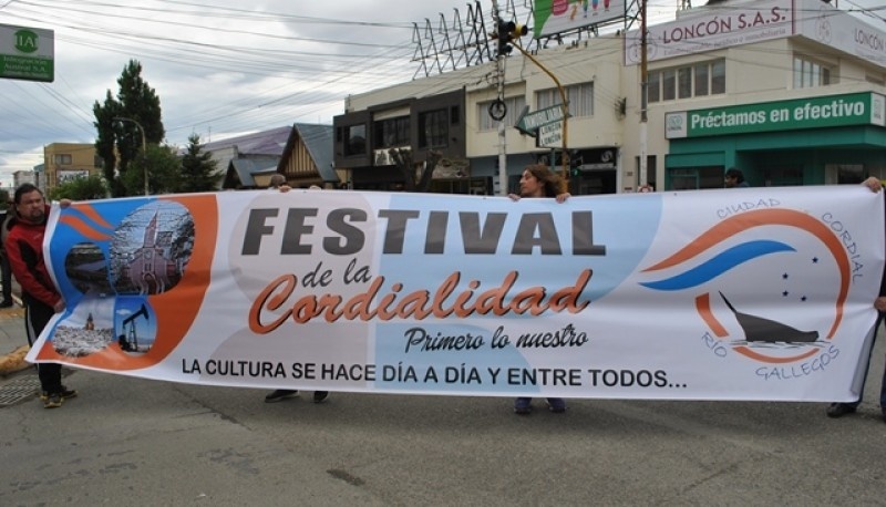 Organizadores del festival en el izamiento dominical (Archivo)