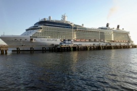 Amarró en el muelle de Puerto Madryn el crucero Celebrity Eclipse