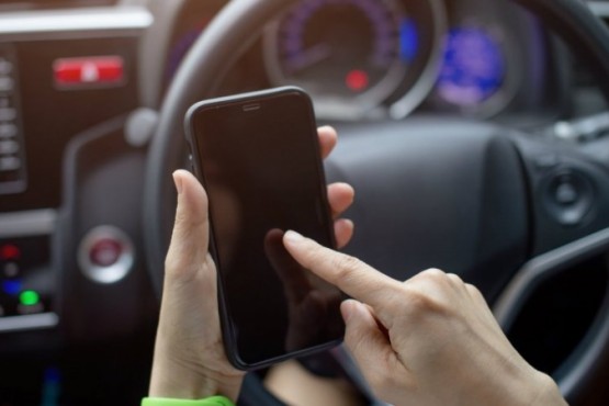 El conductor se distrajo con el celular y cayó al río. 