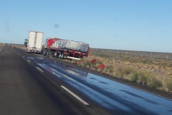 Dos camiones se rozaron y un volcó combustible en la calzada  