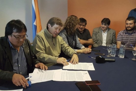 Firma del acuerdo salarial entre Melella y los representantes gremiales. 