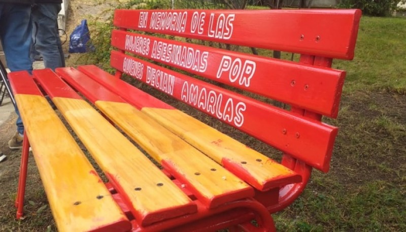 El banco rojo inaugurado en el Rectora de la UNPA (Foto C.R.)