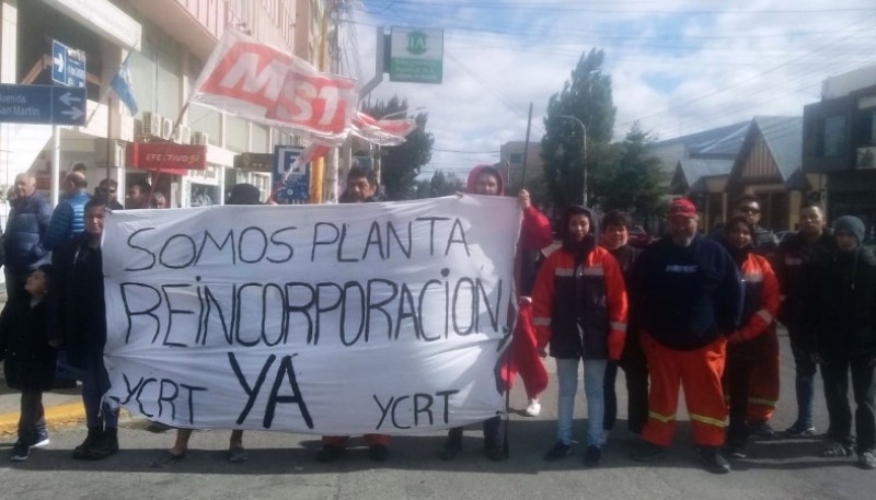 Los despedidos de YCRT se manifestaron en el izamiento dominical.