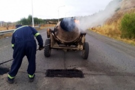 Trabajos de mantenimiento y bacheo en rutas