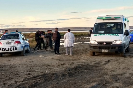 Joven fue rescatado al empantanarse en la Ría  (Foto: Cristian González)