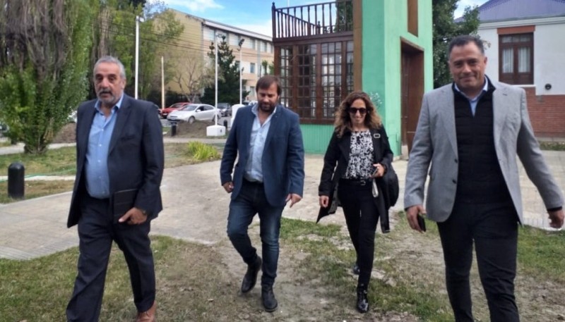Mazú, Roquel, García y Quiroga, ayer rumbo a Casa de Gobierno. 