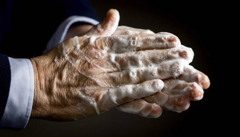 Lavarse las manos frecuentemente con agua y jabon. 