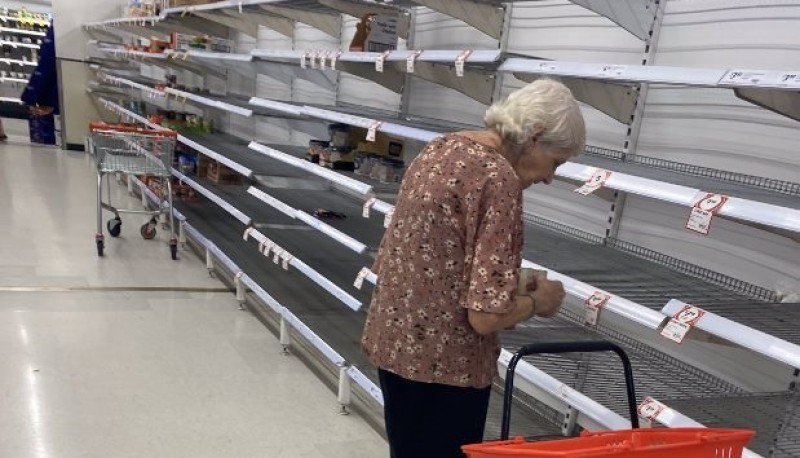 Fotografiaron a una anciana llorando frente a las góndolas vacías