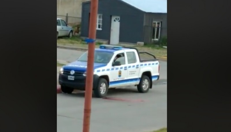 Personal policial aplastando las bebidas alcohólicas. 