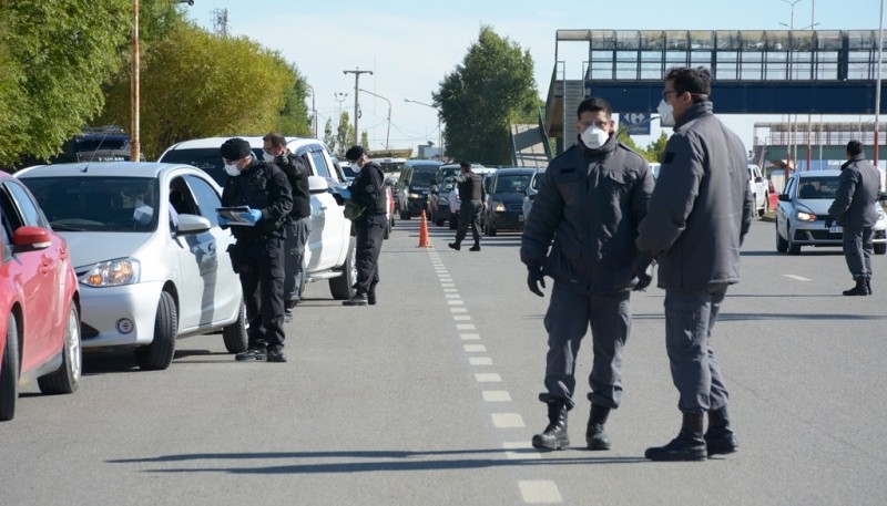 El embotellamiento se registró pasado el mediodía de ayer en la Autovía 17 de Octubre. (Fotos: C.R.) 