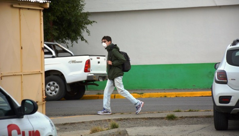 Un joven con barbijo camina por la vía pública (Foto C.R.)