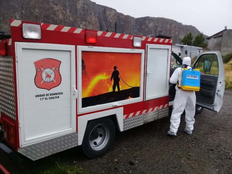 Bomberos desinfectando los móviles.