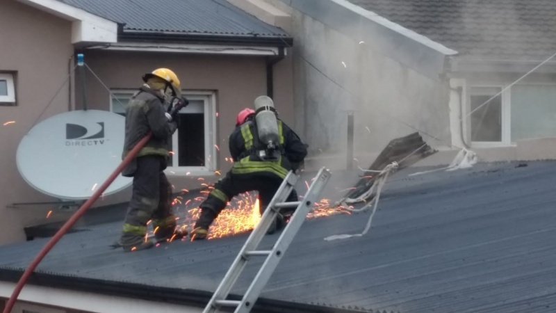 Bomberos en el lugar. (C.G)