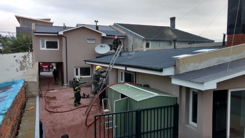 Bomberos en el lugar. (C.G)