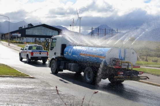 El Municipio desinfecta las calles. 