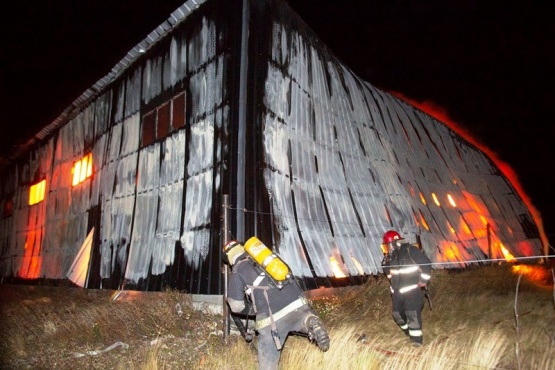 Bomberos trabajaron durante la noche para sofocar el fuego. (Foto: C.G.)