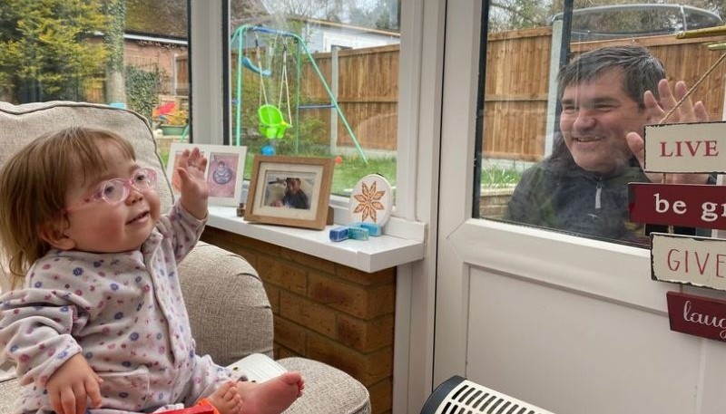 Desgarradora imagen de una hija saludando a su padre desde la ventana