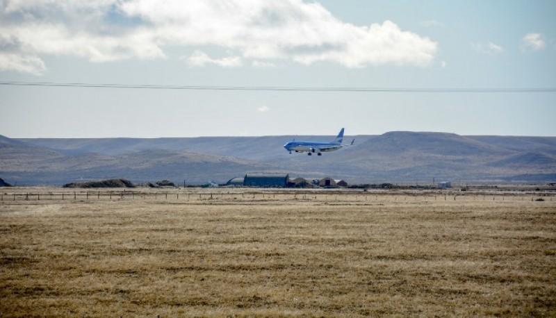 Un avión, proveniente de Buenos Aires, llega al aeropuerto de Ríio Gallegos. Fotos C. Robledo 