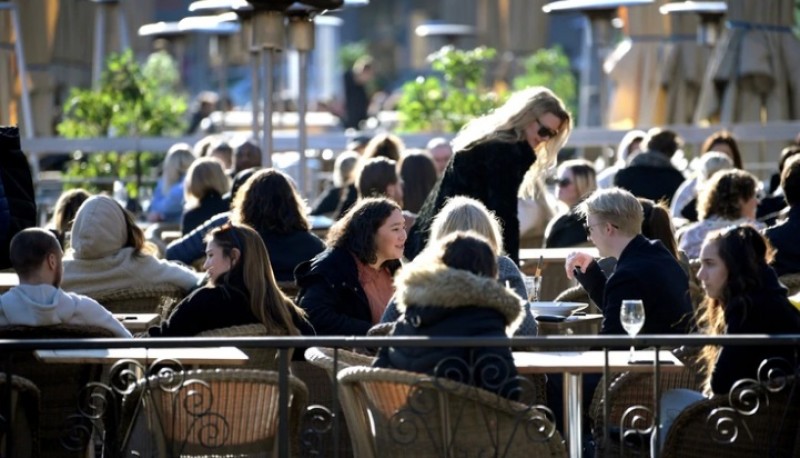 Los bares y cafés abiertos.