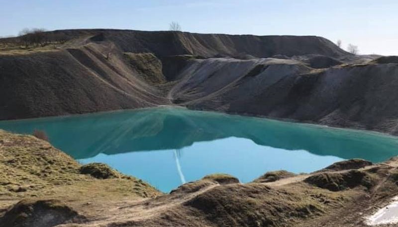 Tiñeron el agua de una laguna para evitar que las personas rompan la cuarentena