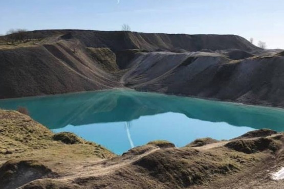 Tiñeron el agua de una laguna para evitar que las personas rompan la cuarentena