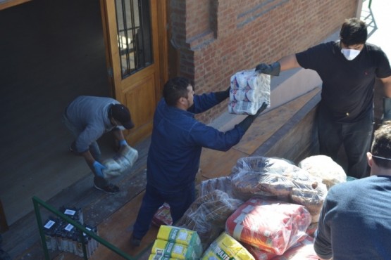 Municipio asiste con bolsones de alimentos a adultos mayores, madres solteras y familias 