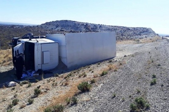 Un camión volcó a metros de Trelew