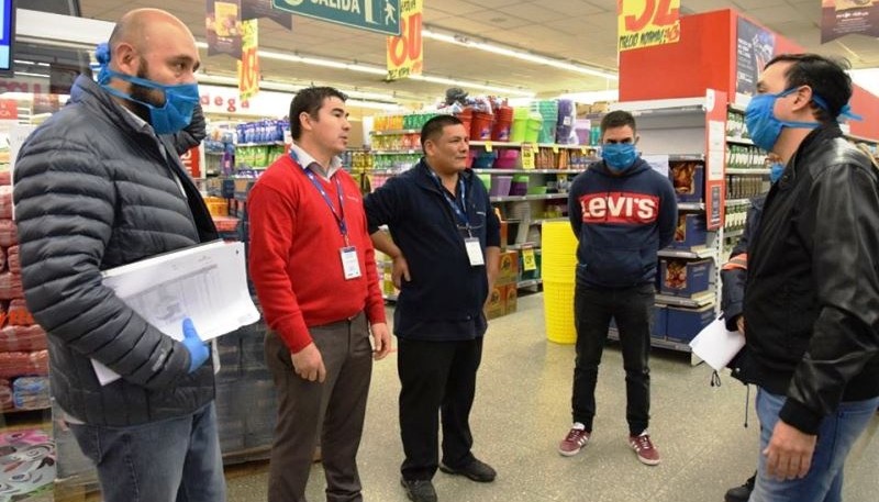 Grasso y Echazú en el supermercado, controlando precios.