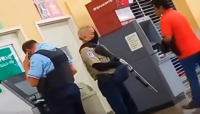 Ante la falta de barbijos, un policía decidió protegerse con una bombacha