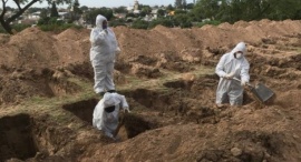 Cavan cientos de fosas en un cementerio de Córdoba