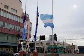 Izamiento en Río Gallegos: rindieron homenaje ante la muerte del prefecto
