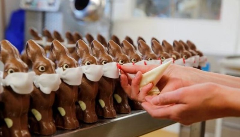 Pascuas: Hicieron conejos de chocolate con barbijos 