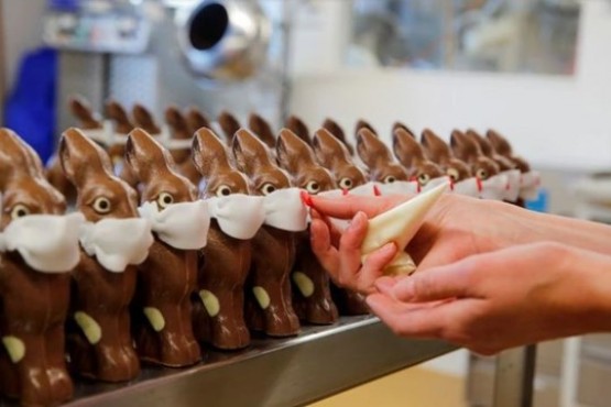 Pascuas: Hicieron conejos de chocolate con barbijos 
