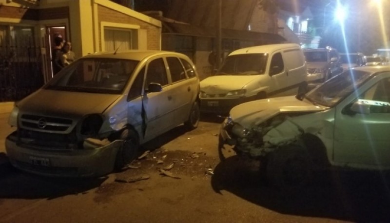 Joven en estado de ebriedad chocó contra varios vehículos estacionados 