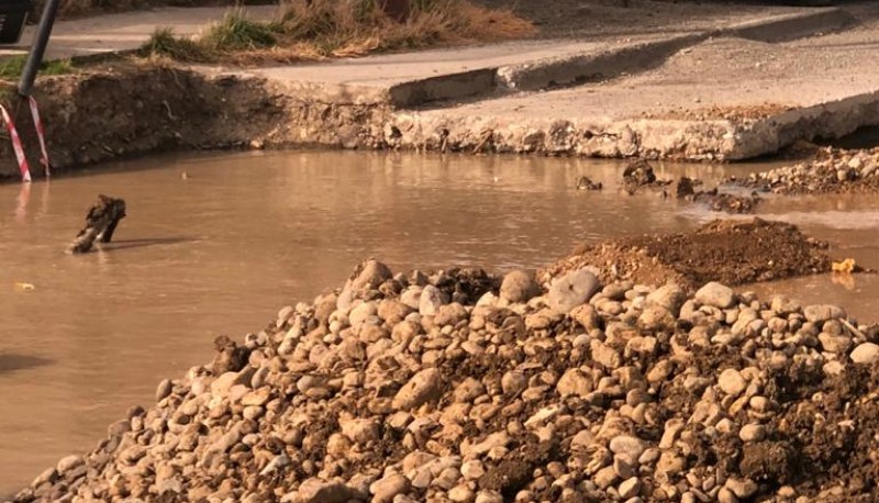 Ruptura de caño en el Barrio Evita.