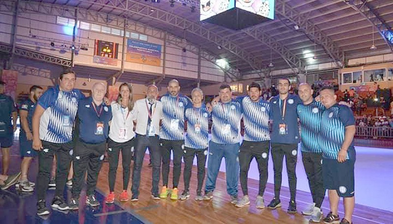 El cuerpo técnico campeón del mundo a pleno. 