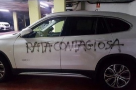 Le pintaron "rata contagiosa" y le pincharon las ruedas al auto a una médica