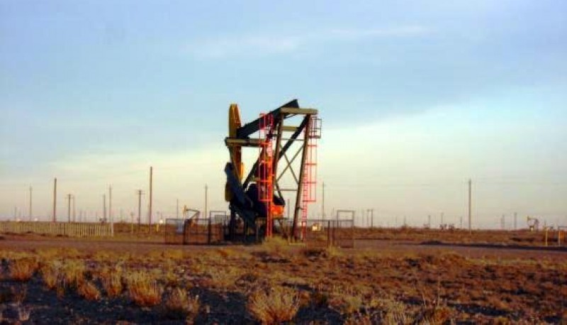 El petróleo crudo tiene un precio bajo y además hay exceso de producción por caída de ventas. (Archivo). 