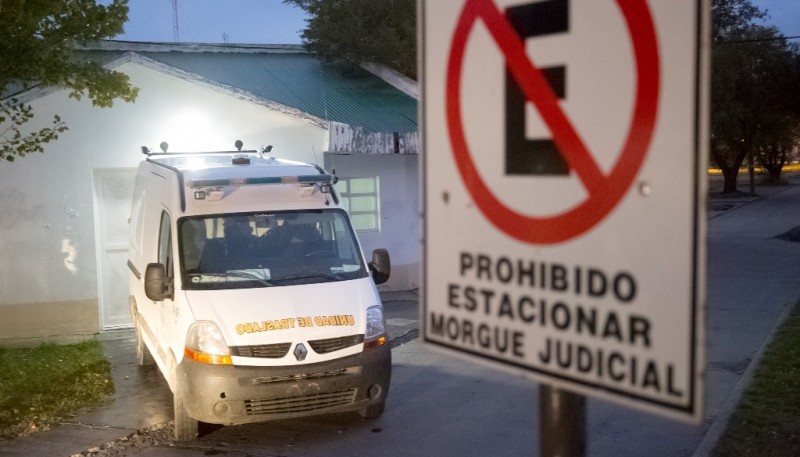 Tras la autopsia el cuerpo fue trasladado a Piedra Buena. (Foto: C.G.)