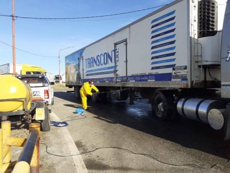 Limpieza de camiones en ruta. 