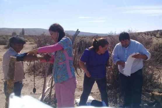 Enfermeros del Hospital Rural de Cushamen asisten a las familias del pueblo 