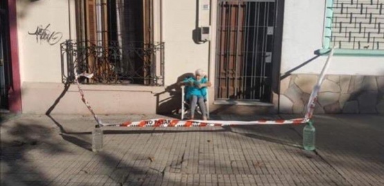 Una anciana cercó su vereda para poder salir a tomar sol durante la cuarentena