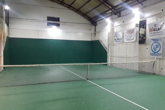 Cancha de pádel vacía.