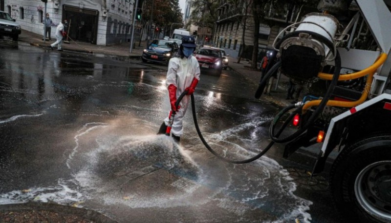 Una patrulla sanitaria desinfecta las calles de Santiago, Chile. (AP)