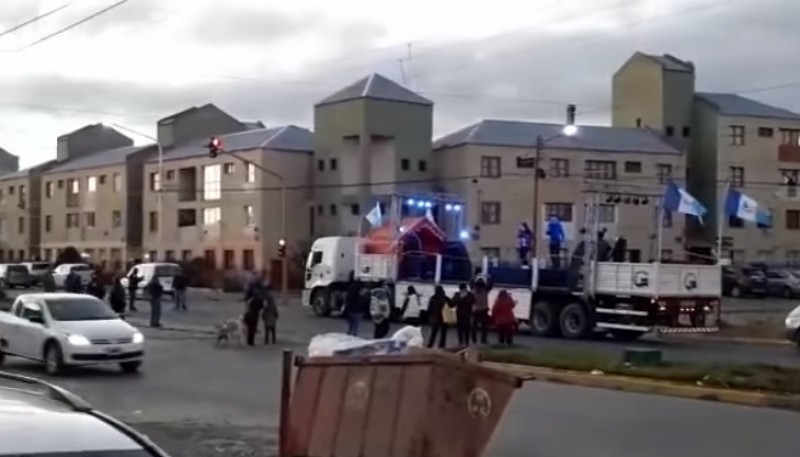 Escenario musical en la Av. Perón.