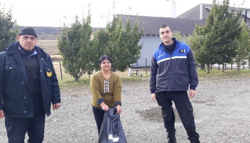 La policia junto a la directora de la escuela rural. 